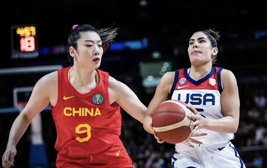 王霜与热刺女足的合约将持续到2026年，她将身披77号球衣为热刺女足一队效力。